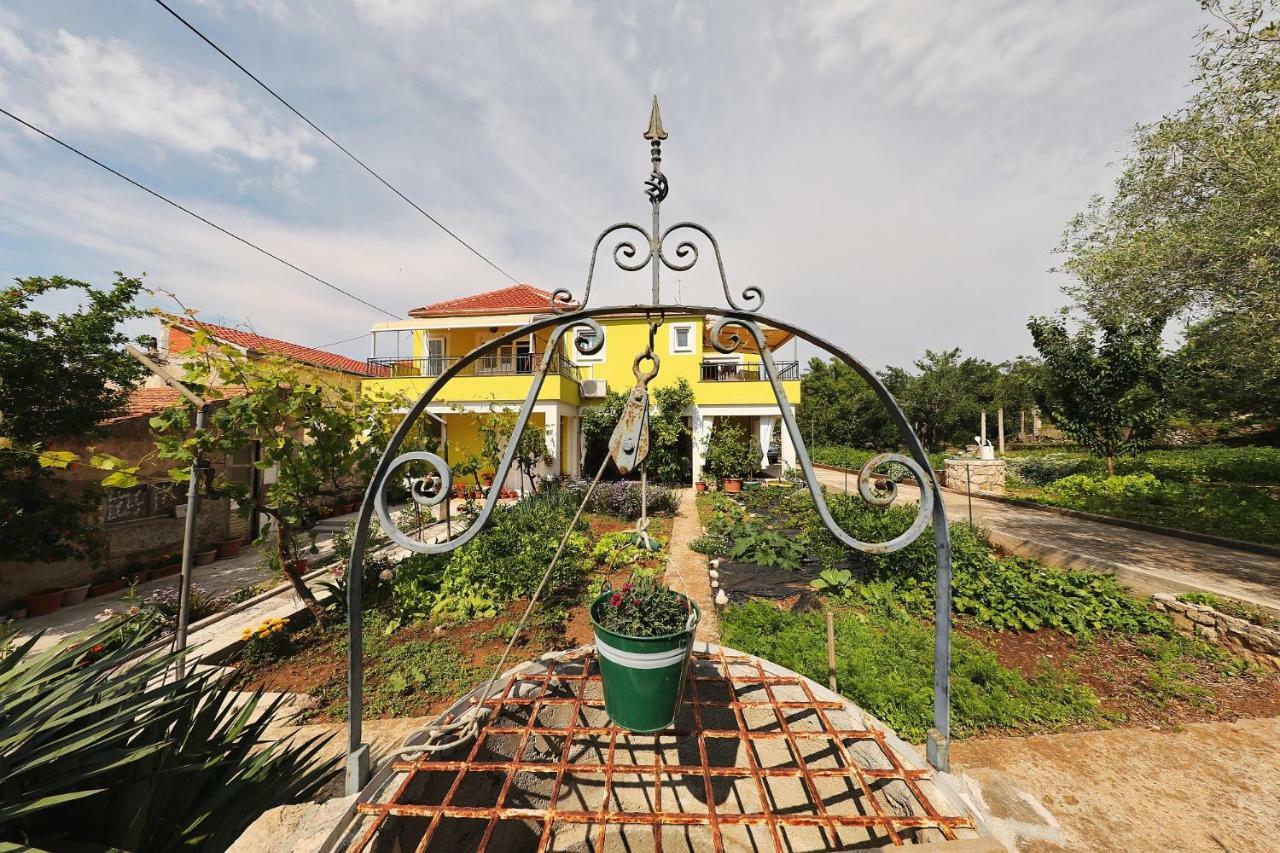 Senkini Dvori Appartement Sutomiscica Buitenkant foto