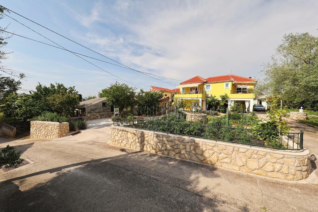 Senkini Dvori Appartement Sutomiscica Buitenkant foto