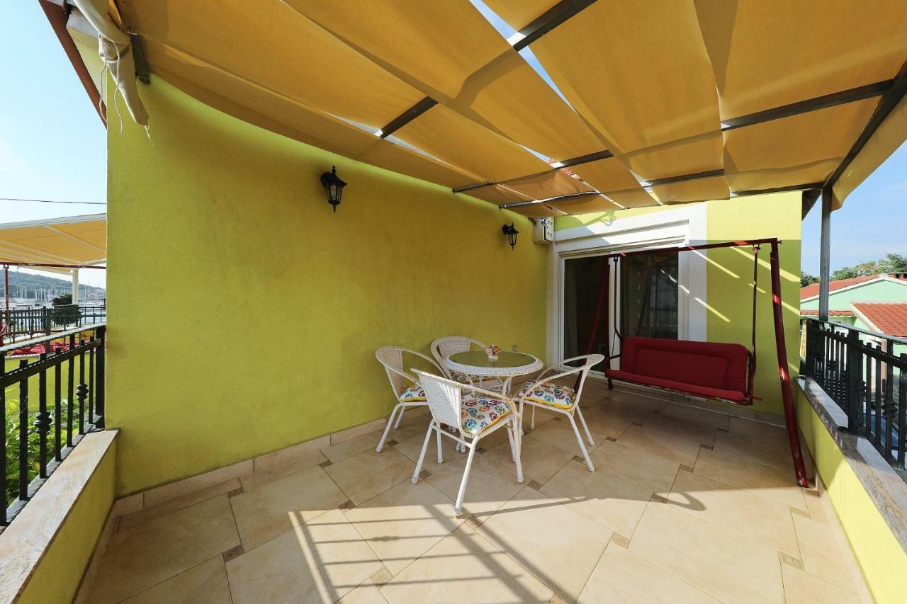 Senkini Dvori Appartement Sutomiscica Buitenkant foto
