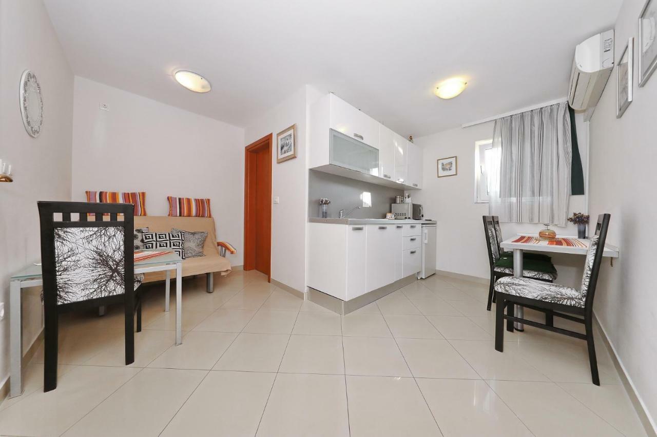 Senkini Dvori Appartement Sutomiscica Buitenkant foto