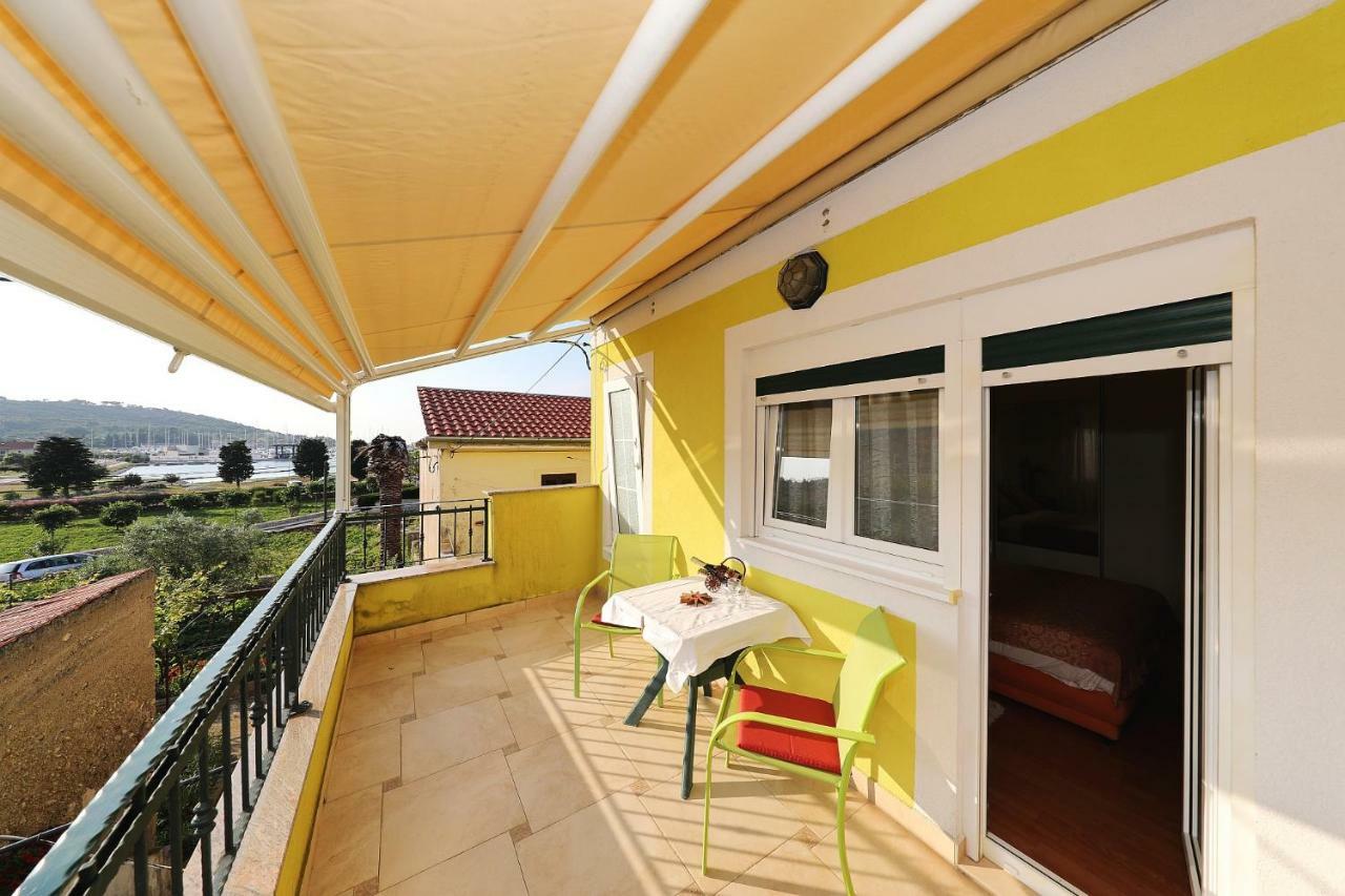 Senkini Dvori Appartement Sutomiscica Buitenkant foto